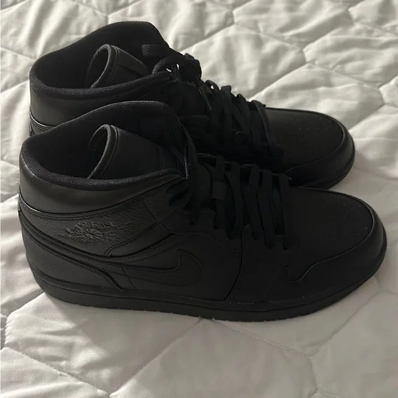 Jordan 1 Mid
Triple Black - Picture 5 of 6